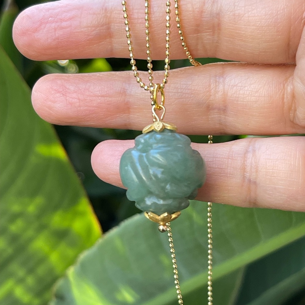 Carved natural aventurine Chinese pendant & 18K gold plated adjustable chain - Picture 2 of 10